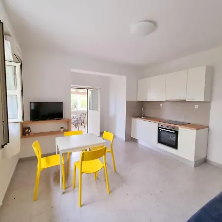Iskra Apartman *